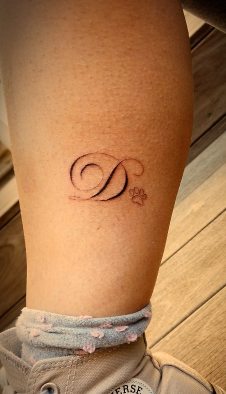 tatoueur trait fin Calligraphie lettre d annecy
