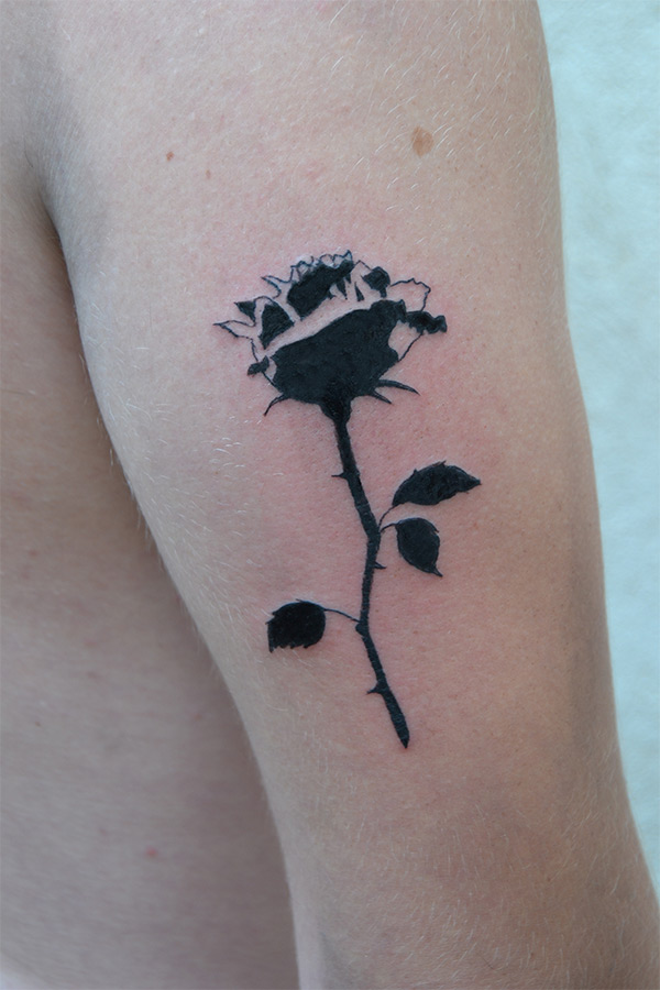 Tatouage Rose noire Black Tattoo cristoeuf annecy