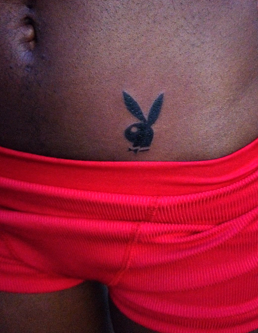 Tatouage Playboy Lapin noire Black Tattoo cristoeuf annecy