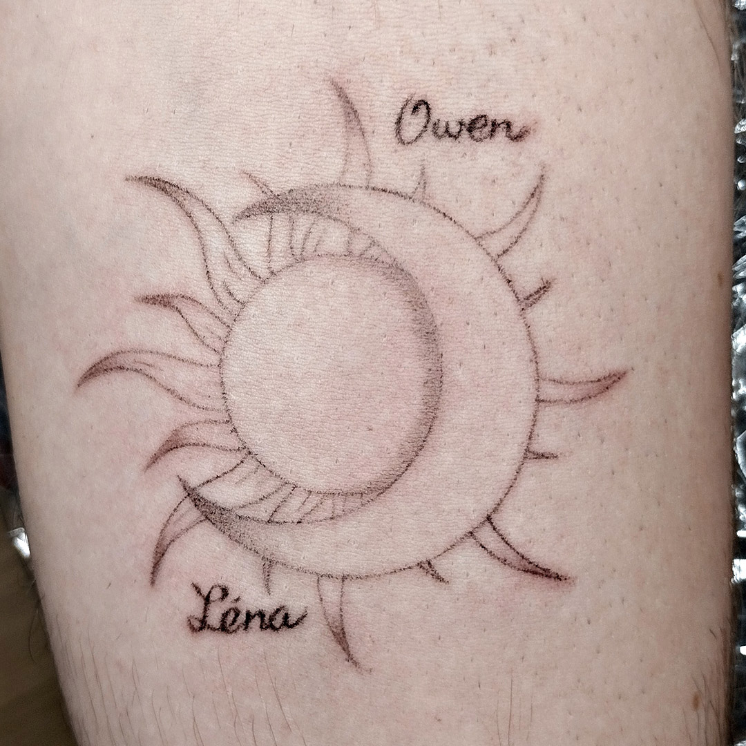 Tattoo soleil et lune ligne fine avec prénoms enfants tatouage fin Annecy