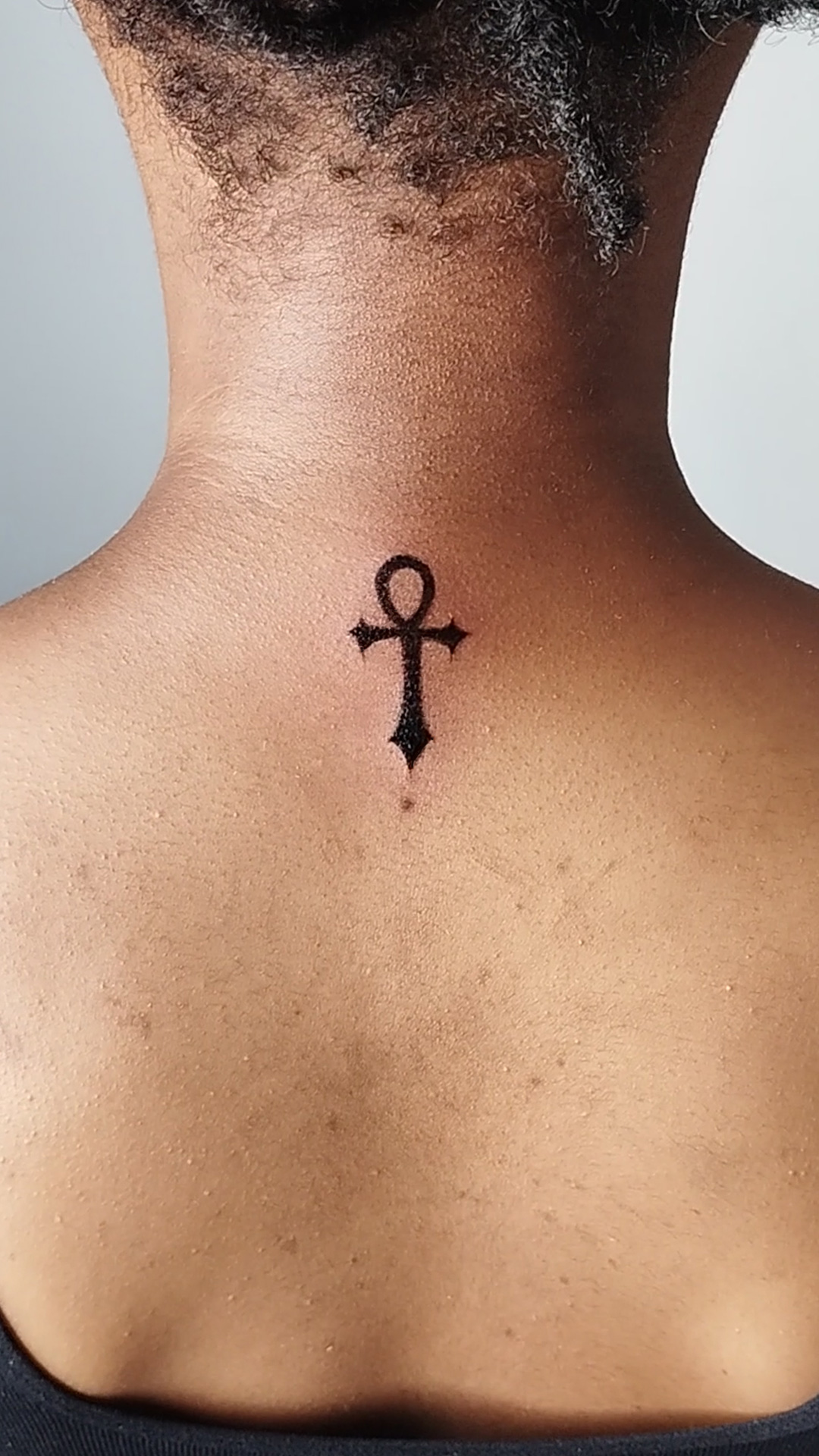 Tatouage croix egyptienne noire Black Tattoo cristoeuf annecy